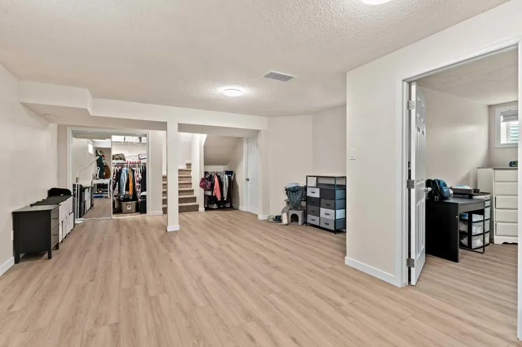 90 New Brighton Manor SE Calgary AB T2Z 4J5