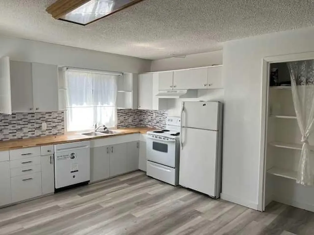 5269 52 Street Mayerthorpe AB T0E 1N0