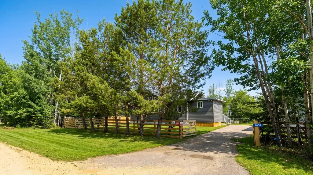 1651 Lakeview Lane Calling Lake AB T0G 1K0