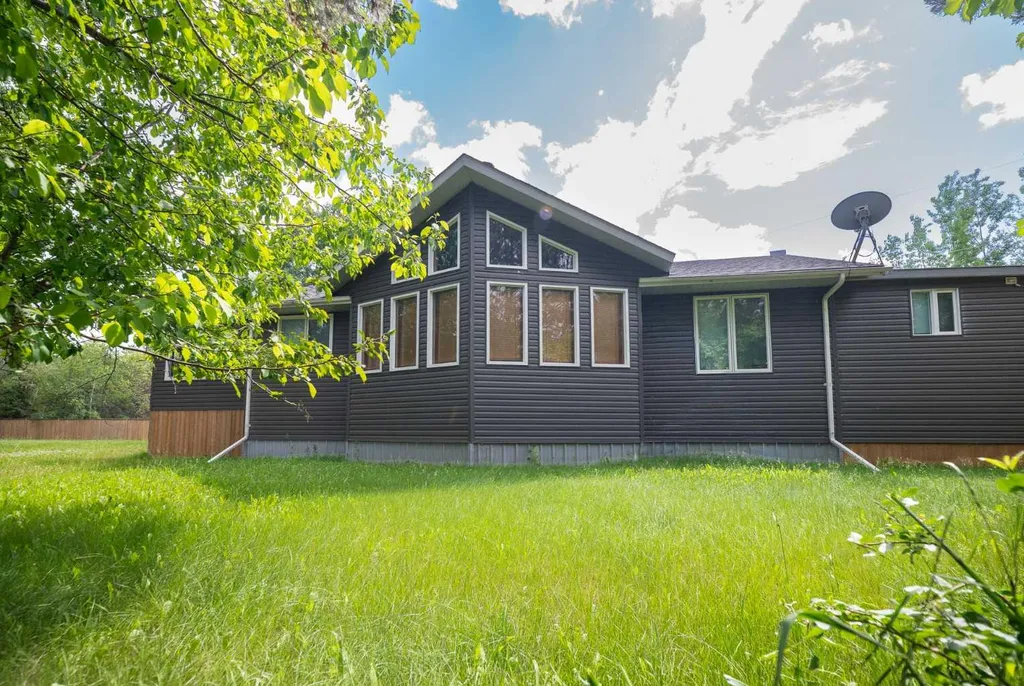1651 Lakeview Lane Calling Lake AB T0G 1K0
