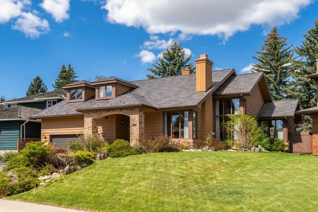 152 Coach Grove Place SW Calgary AB T3H 1J2