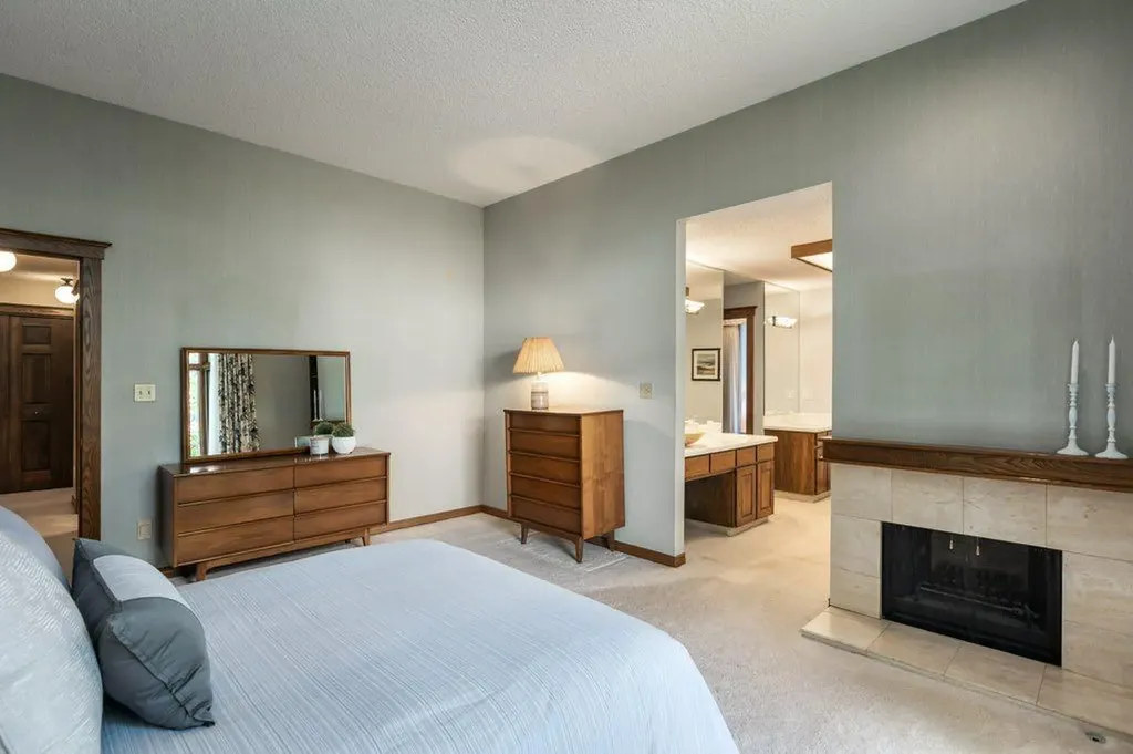 152 Coach Grove Place SW Calgary AB T3H 1J2
