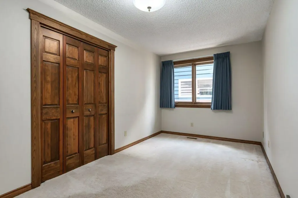 152 Coach Grove Place SW Calgary AB T3H 1J2