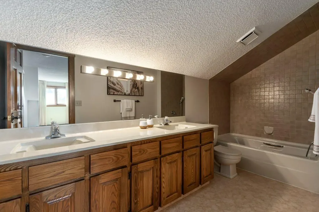 152 Coach Grove Place SW Calgary AB T3H 1J2