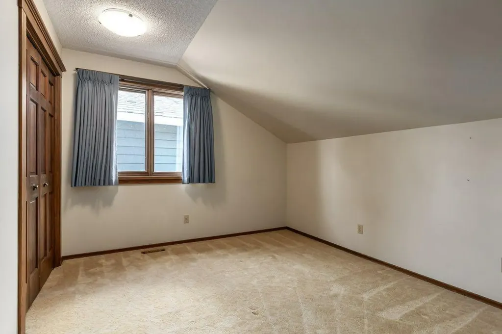 152 Coach Grove Place SW Calgary AB T3H 1J2