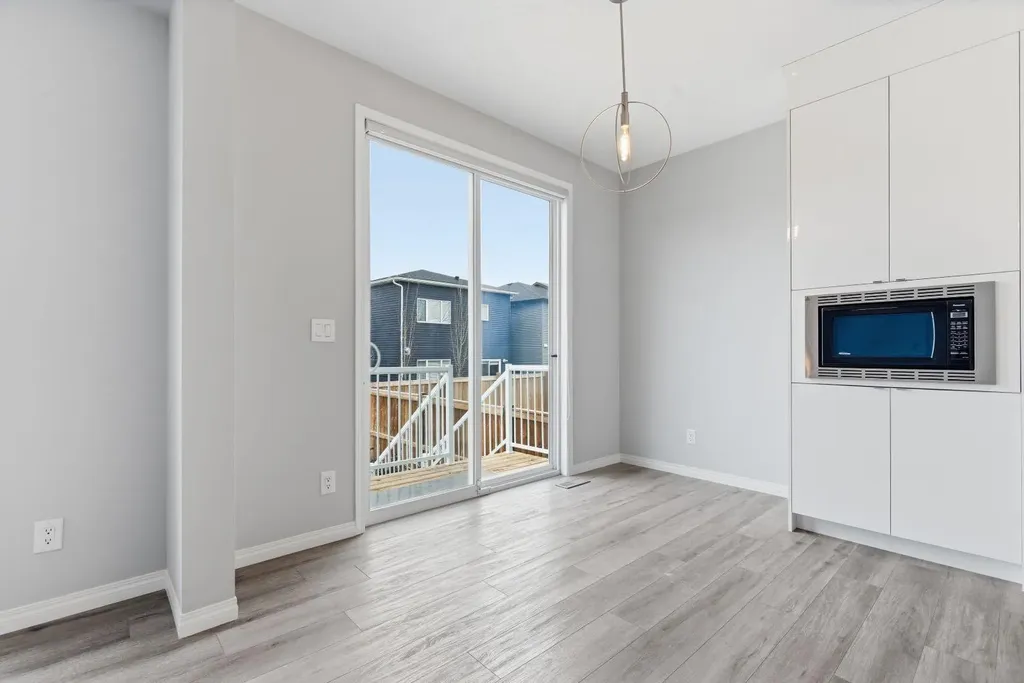 127 Carrington Crescent NW Calgary AB T3P 1R2