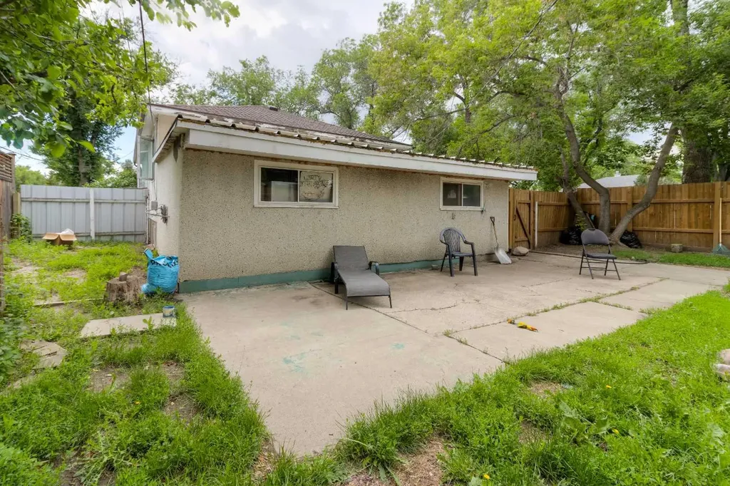 2001 10 Avenue S Lethbridge AB T1K 0B9