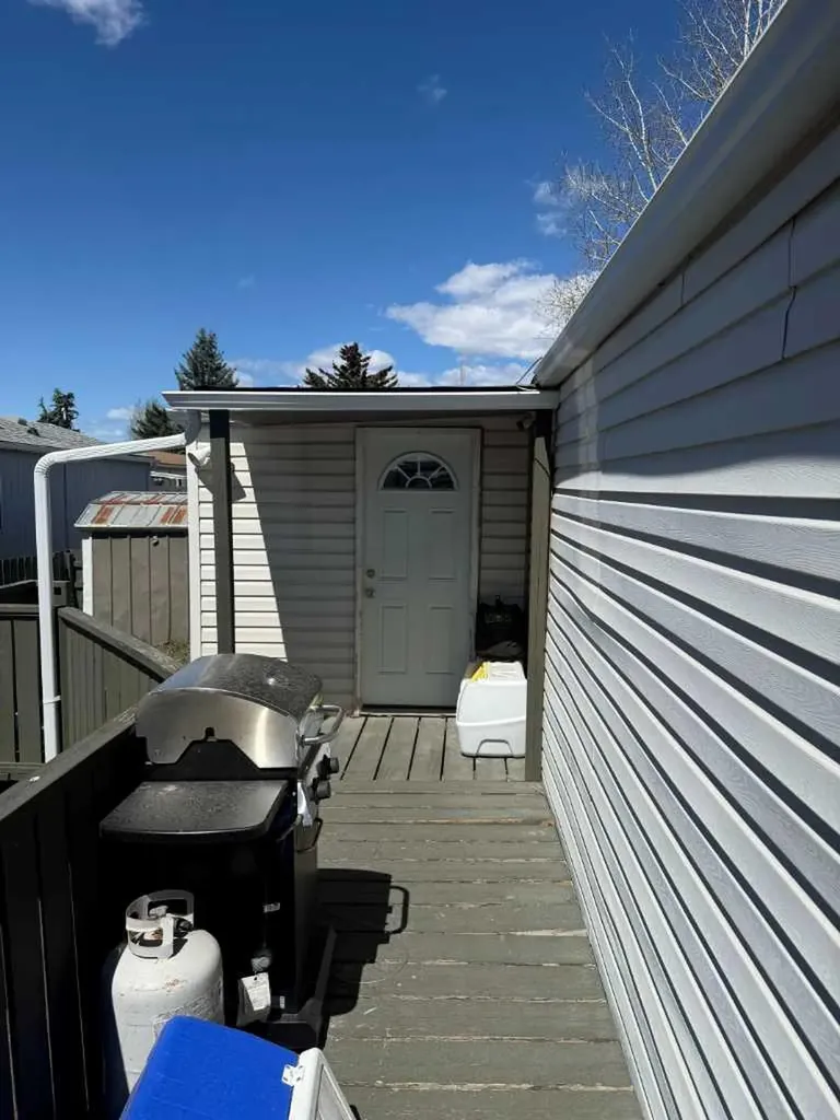 3223 83 Street NW Calgary AB T3B 5N5