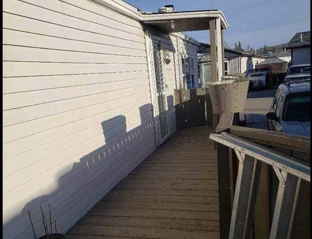 3223 83 Street NW Calgary AB T3B 5N5