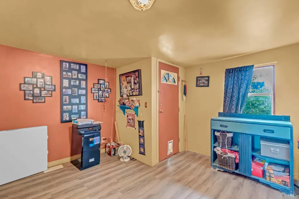 612 20 Street NE Medicine Hat AB T1C 1H5