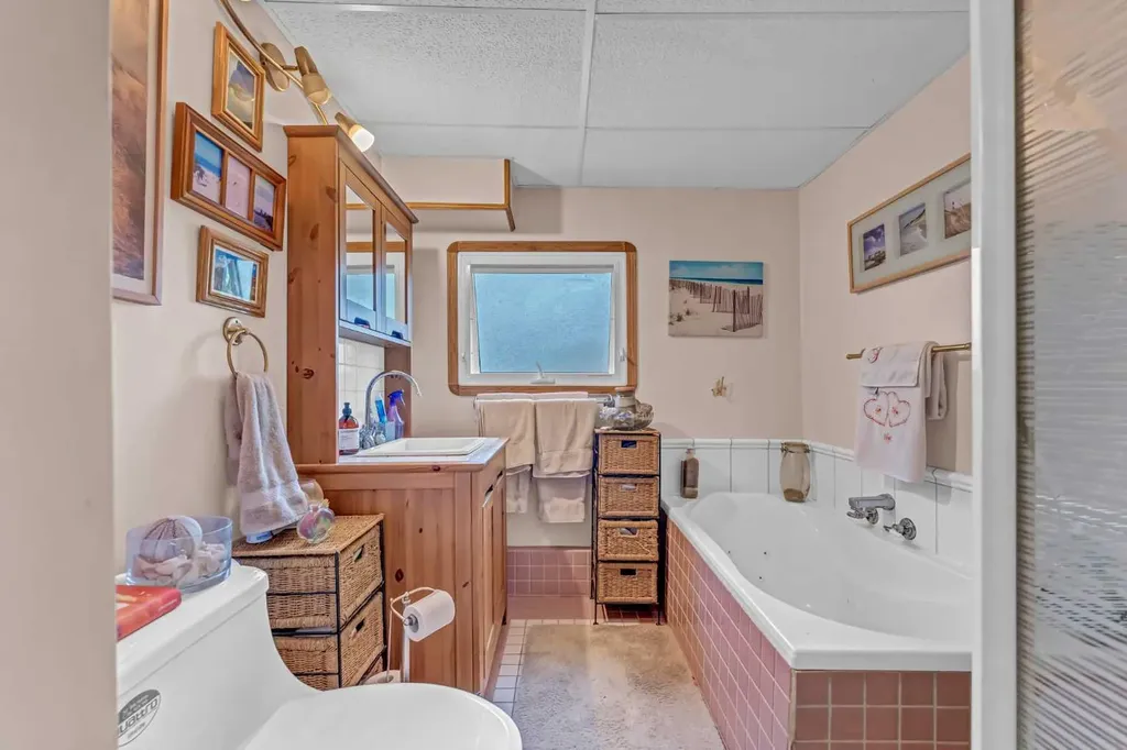 612 20 Street NE Medicine Hat AB T1C 1H5