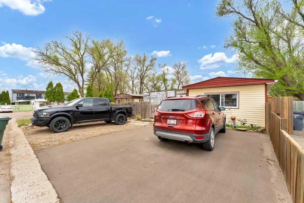 612 20 Street NE Medicine Hat AB T1C 1H5