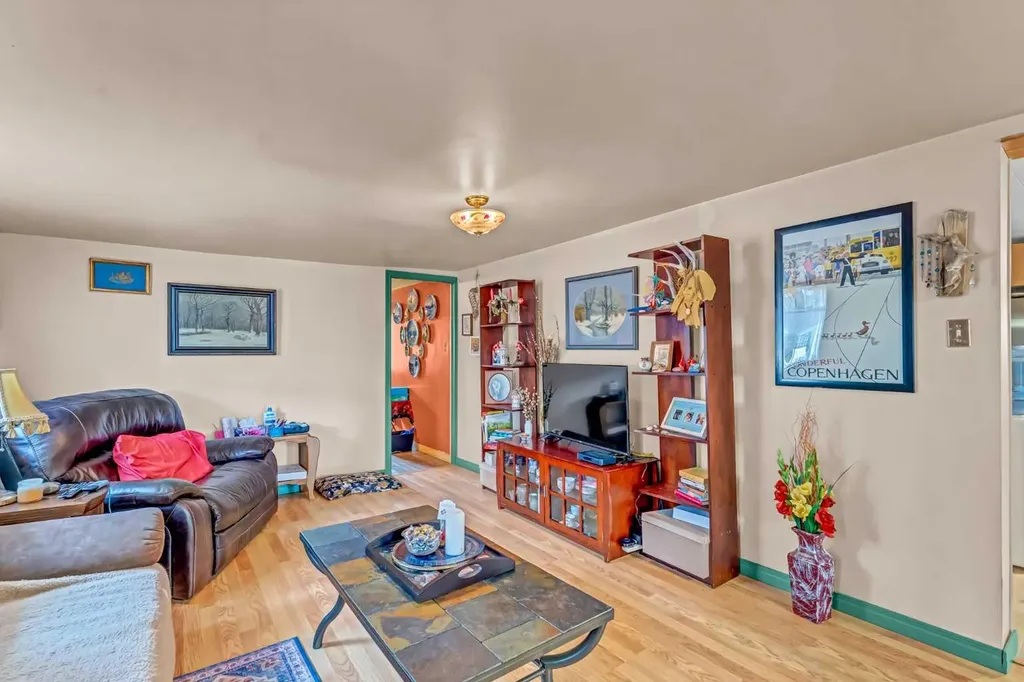 612 20 Street NE Medicine Hat AB T1C 1H5