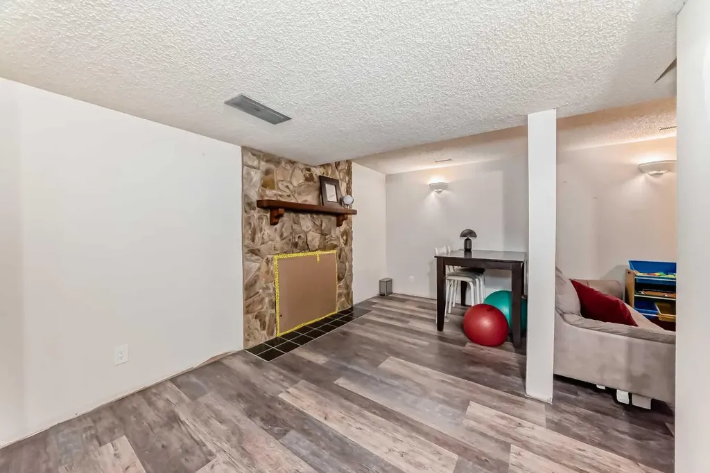 4 Manning Street Red Deer AB T4R 1N6
