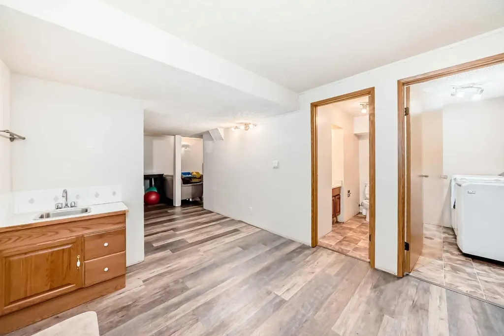 4 Manning Street Red Deer AB T4R 1N6