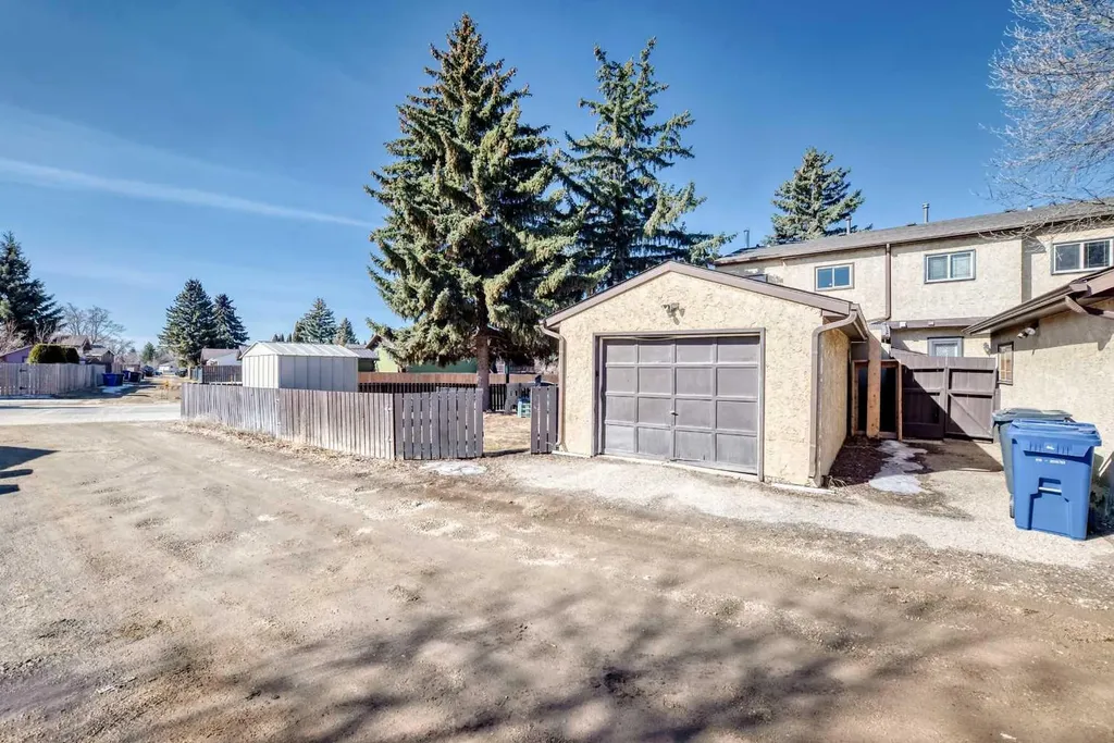 4 Manning Street Red Deer AB T4R 1N6