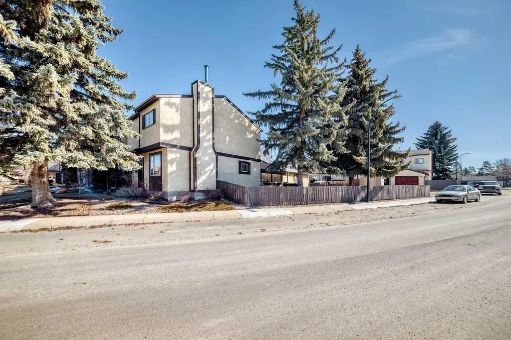 4 Manning Street Red Deer AB T4R 1N6