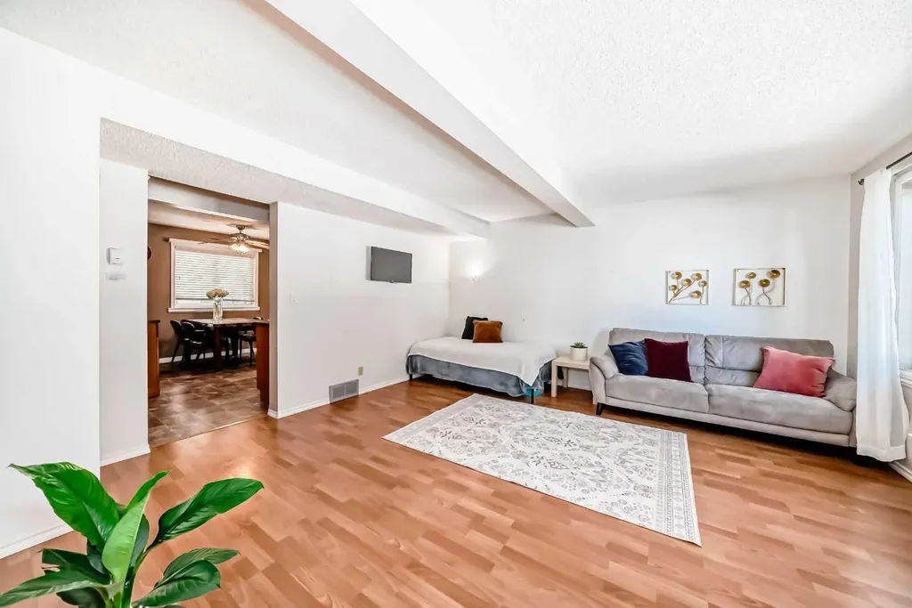 4 Manning Street Red Deer AB T4R 1N6