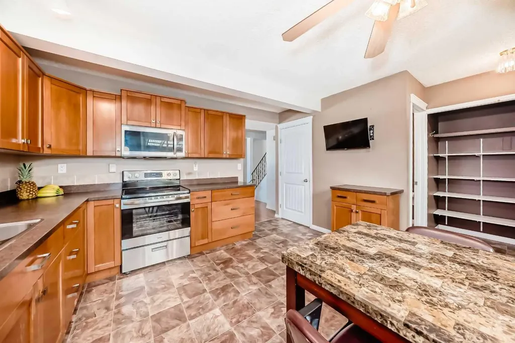 4 Manning Street Red Deer AB T4R 1N6