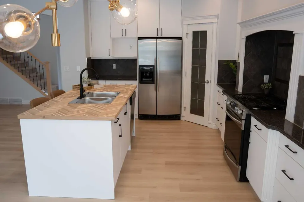 3 Strathridge Bay SW Calgary AB T3H4S1