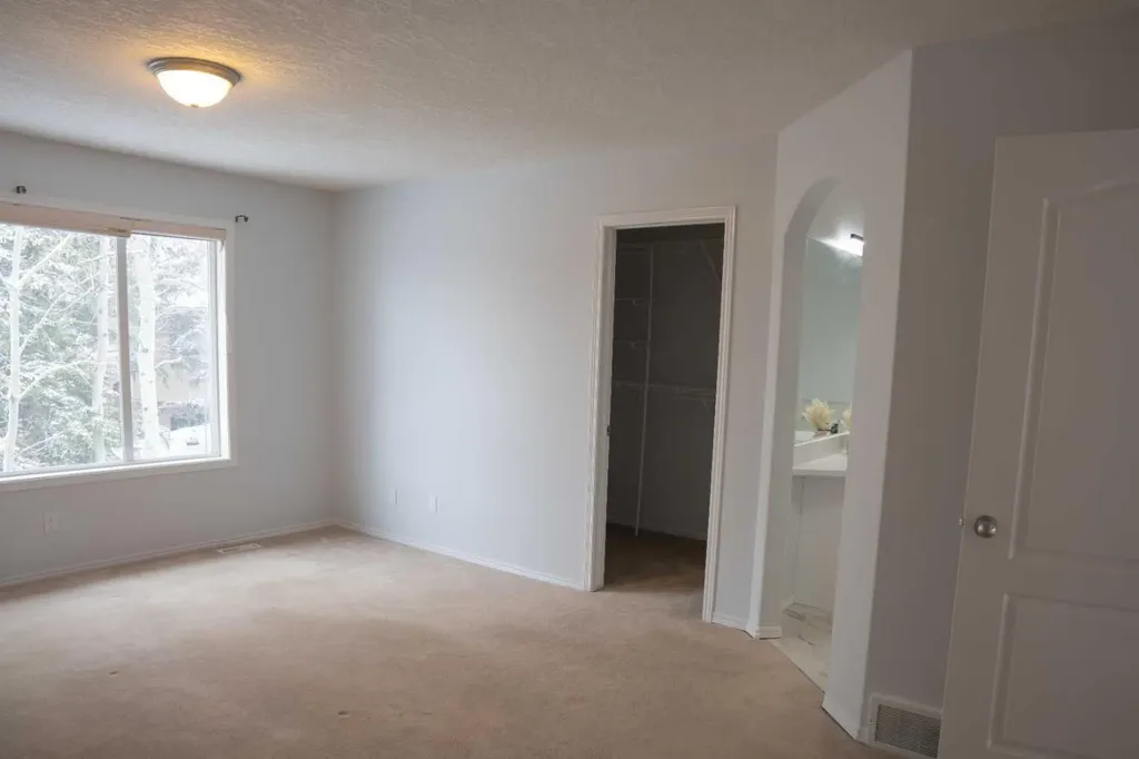 3 Strathridge Bay SW Calgary AB T3H4S1