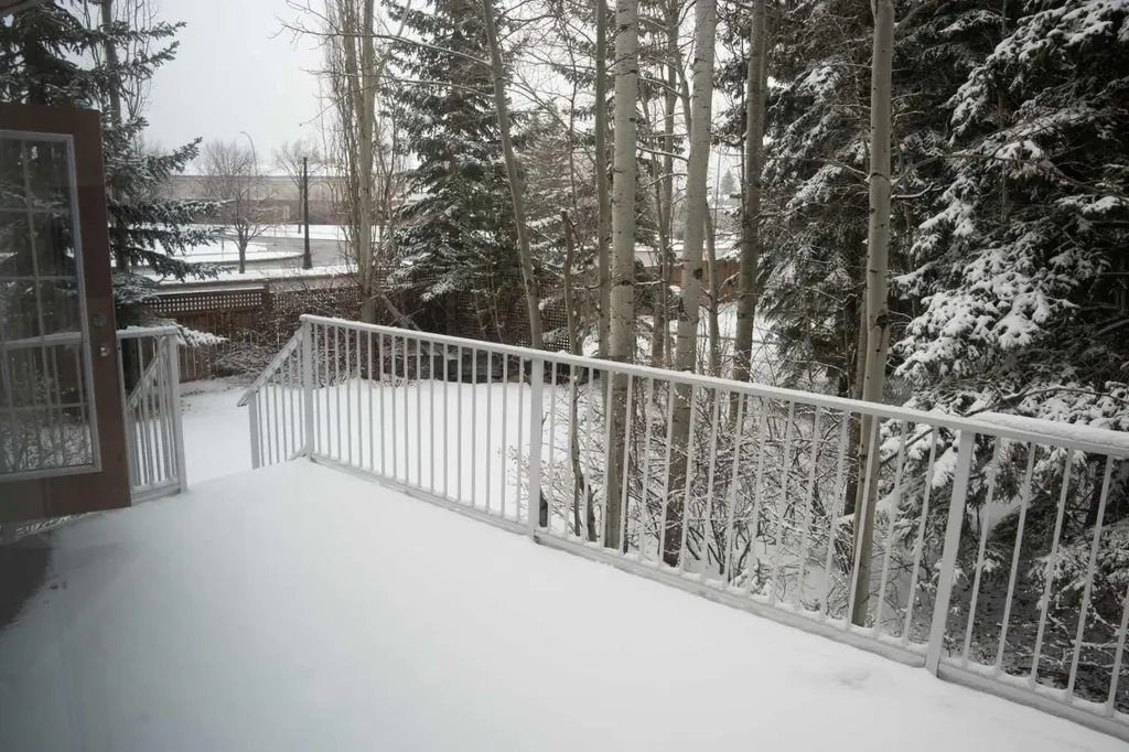 3 Strathridge Bay SW Calgary AB T3H4S1