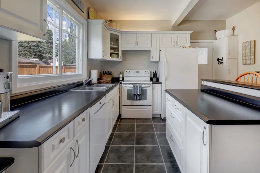 508 9 Street NE Calgary AB T2E 4K5