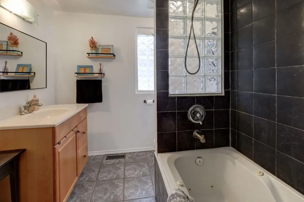 508 9 Street NE Calgary AB T2E 4K5