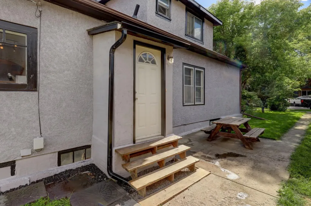 508 9 Street NE Calgary AB T2E 4K5