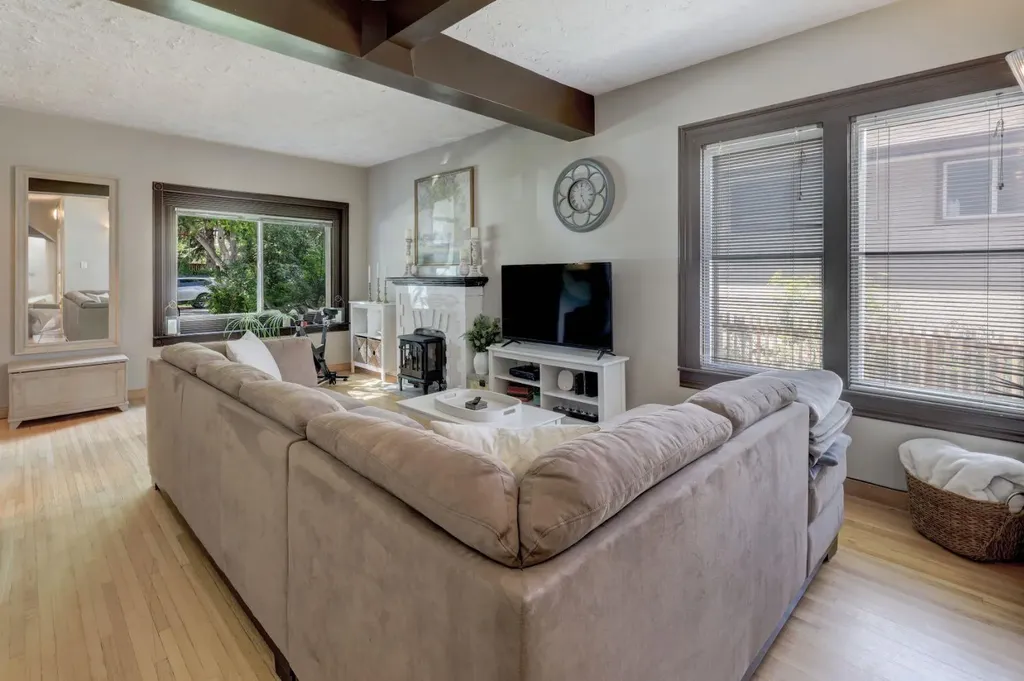 508 9 Street NE Calgary AB T2E 4K5