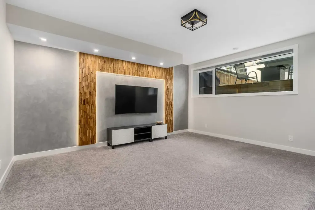 3218 14 Avenue SW Calgary AB T3C 0X3