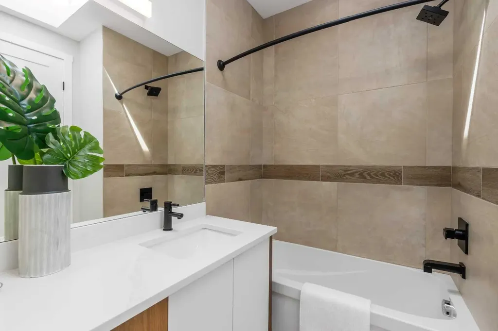 3218 14 Avenue SW Calgary AB T3C 0X3
