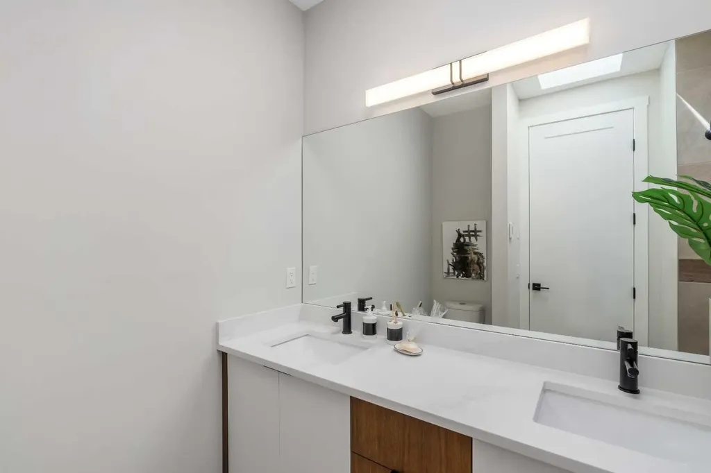 3218 14 Avenue SW Calgary AB T3C 0X3