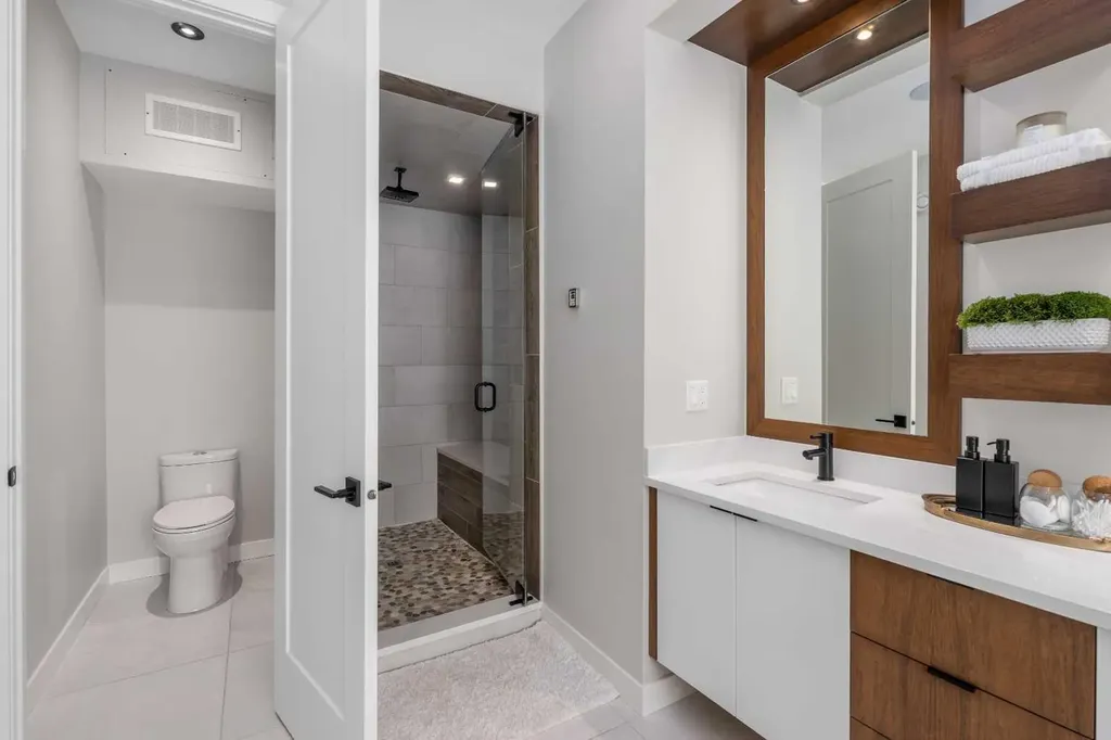 3218 14 Avenue SW Calgary AB T3C 0X3