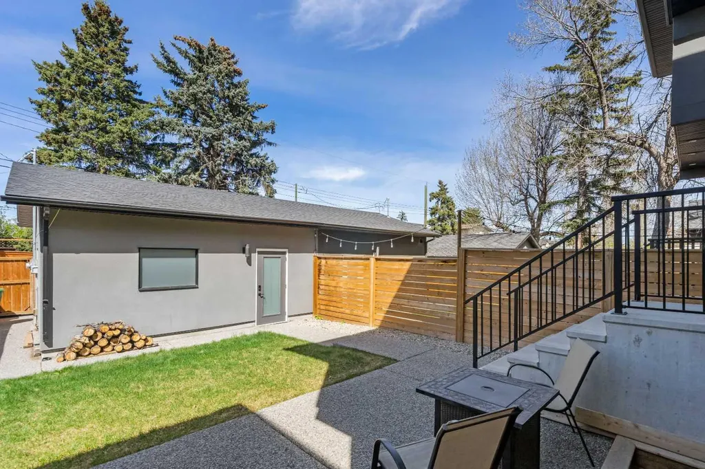 3218 14 Avenue SW Calgary AB T3C 0X3