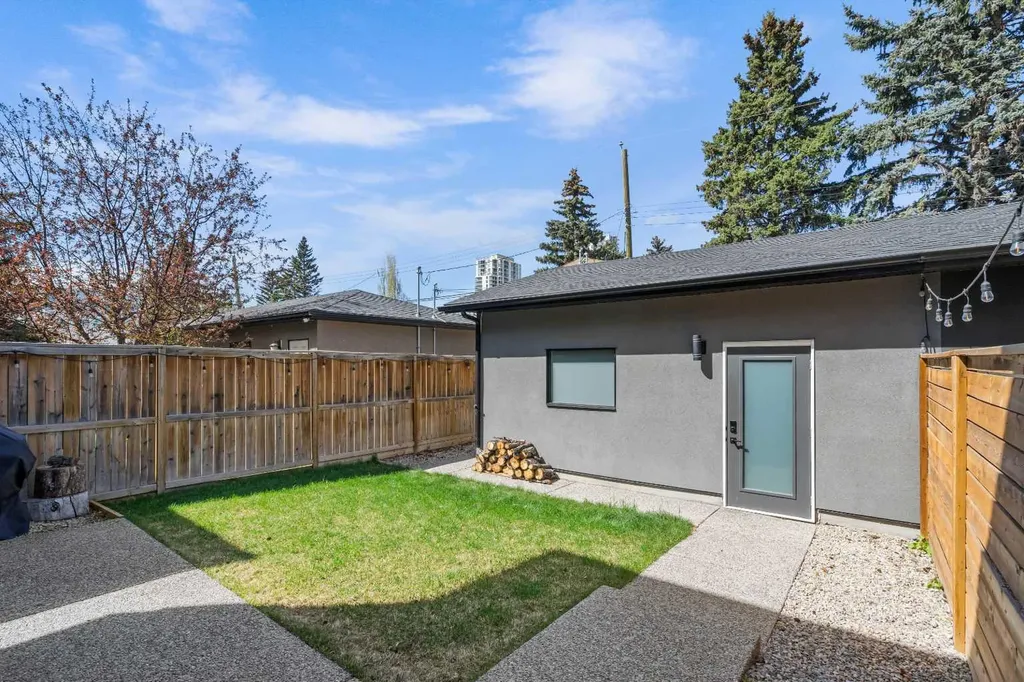 3218 14 Avenue SW Calgary AB T3C 0X3