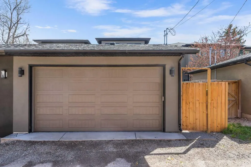 3218 14 Avenue SW Calgary AB T3C 0X3
