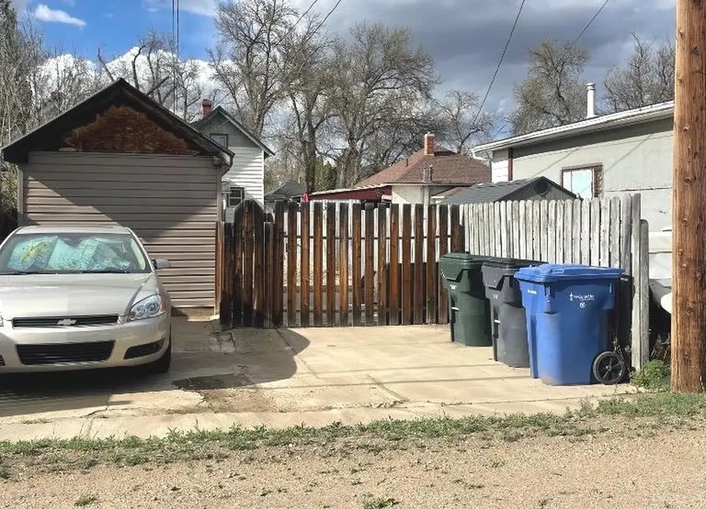 1021 Balmoral Street Medicine Hat AB T1A0X3