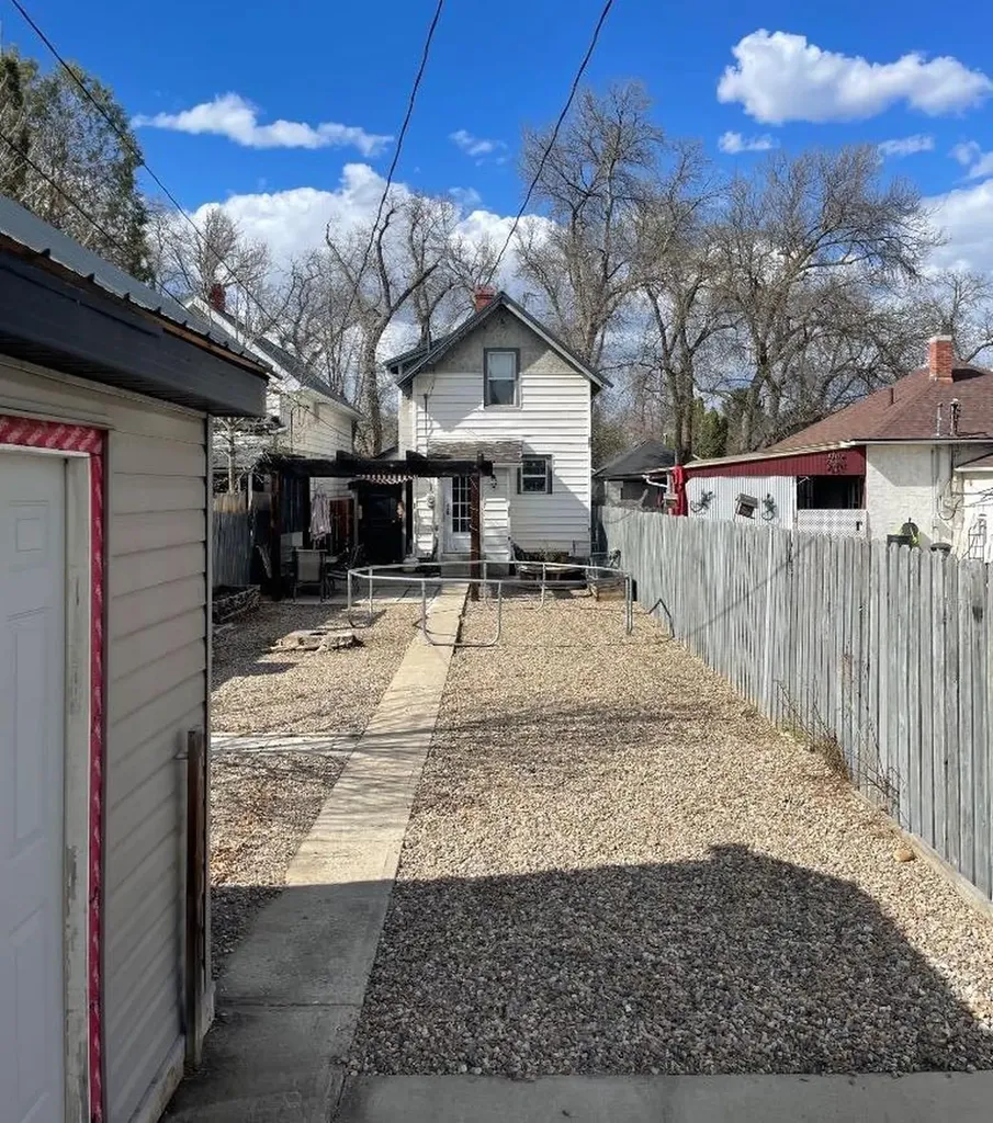 1021 Balmoral Street Medicine Hat AB T1A0X3