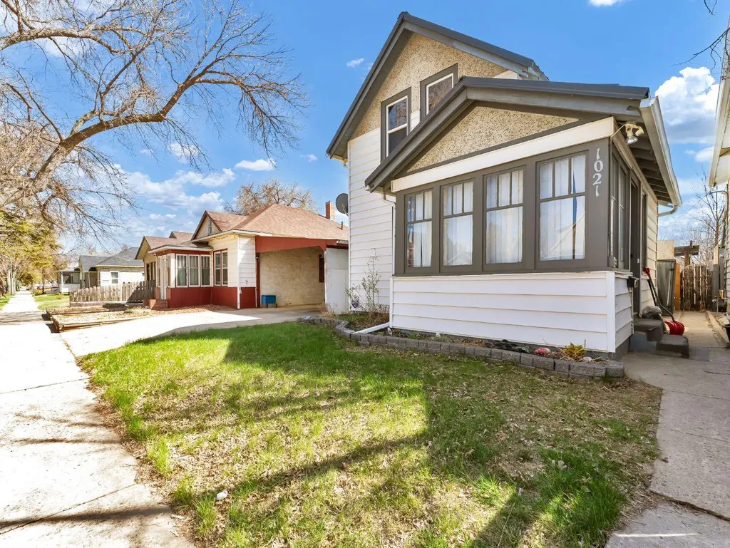 1021 Balmoral Street Medicine Hat AB T1A0X3