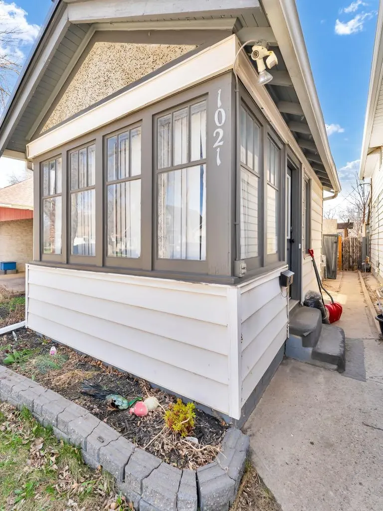 1021 Balmoral Street Medicine Hat AB T1A0X3