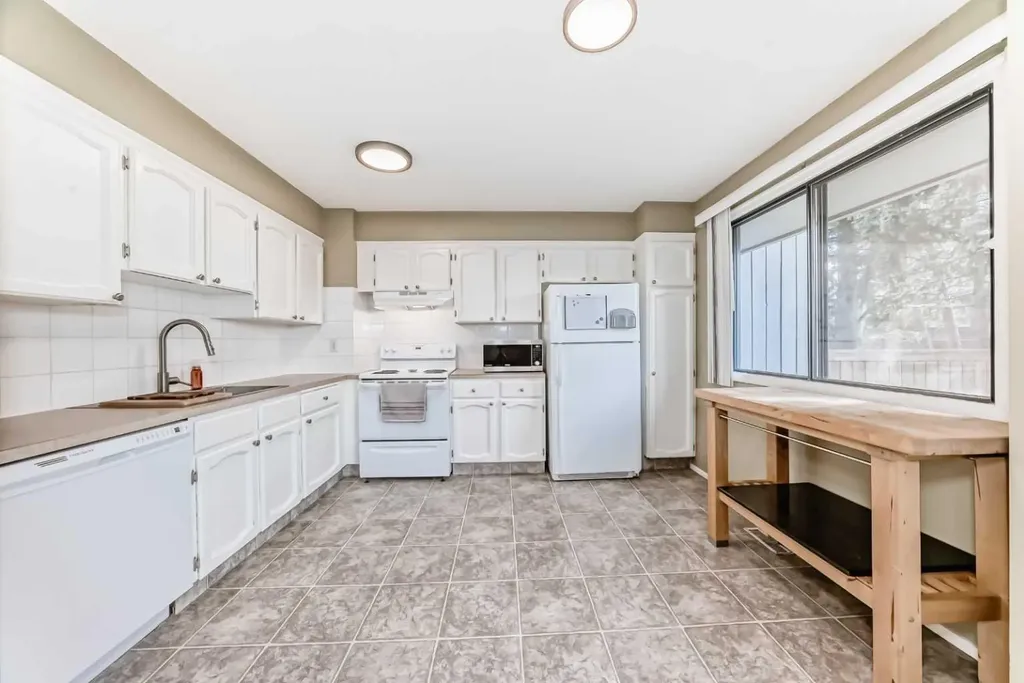 3302 50 Street NW Calgary AB T3A2C6