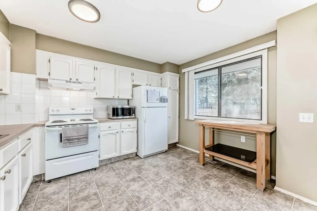 3302 50 Street NW Calgary AB T3A2C6