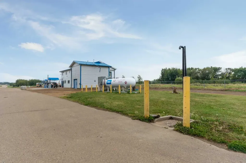 2 Railway Avenue N Hay Lakes AB T0B 1W0