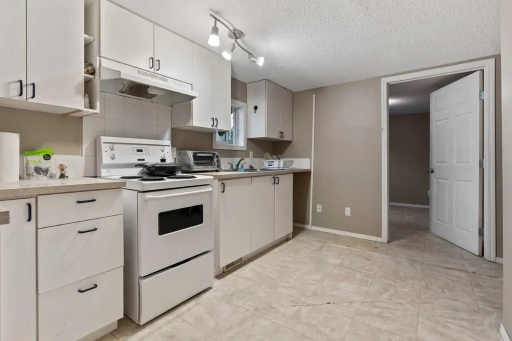 2 Railway Avenue N Hay Lakes AB T0B 1W0
