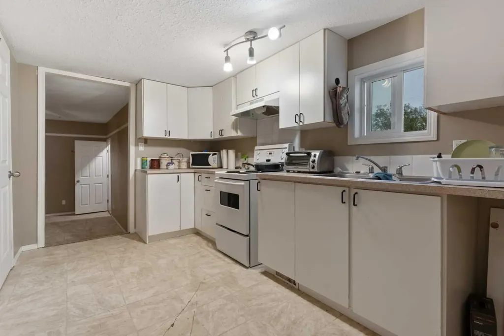 2 Railway Avenue N Hay Lakes AB T0B 1W0