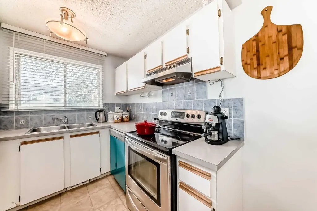 7172 Coach Hill Road SW Calgary AB T3H 1C8