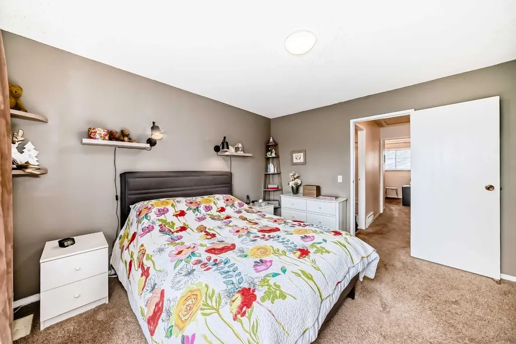 7172 Coach Hill Road SW Calgary AB T3H 1C8