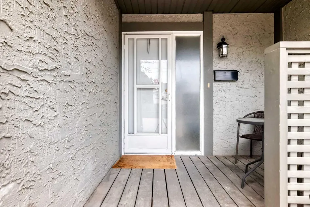 7172 Coach Hill Road SW Calgary AB T3H 1C8