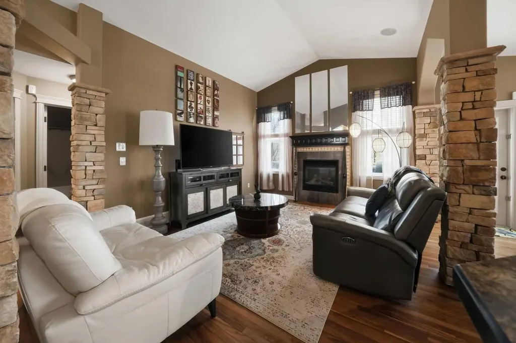 3 Legacy Cove Sylvan Lake AB T4S 2M8